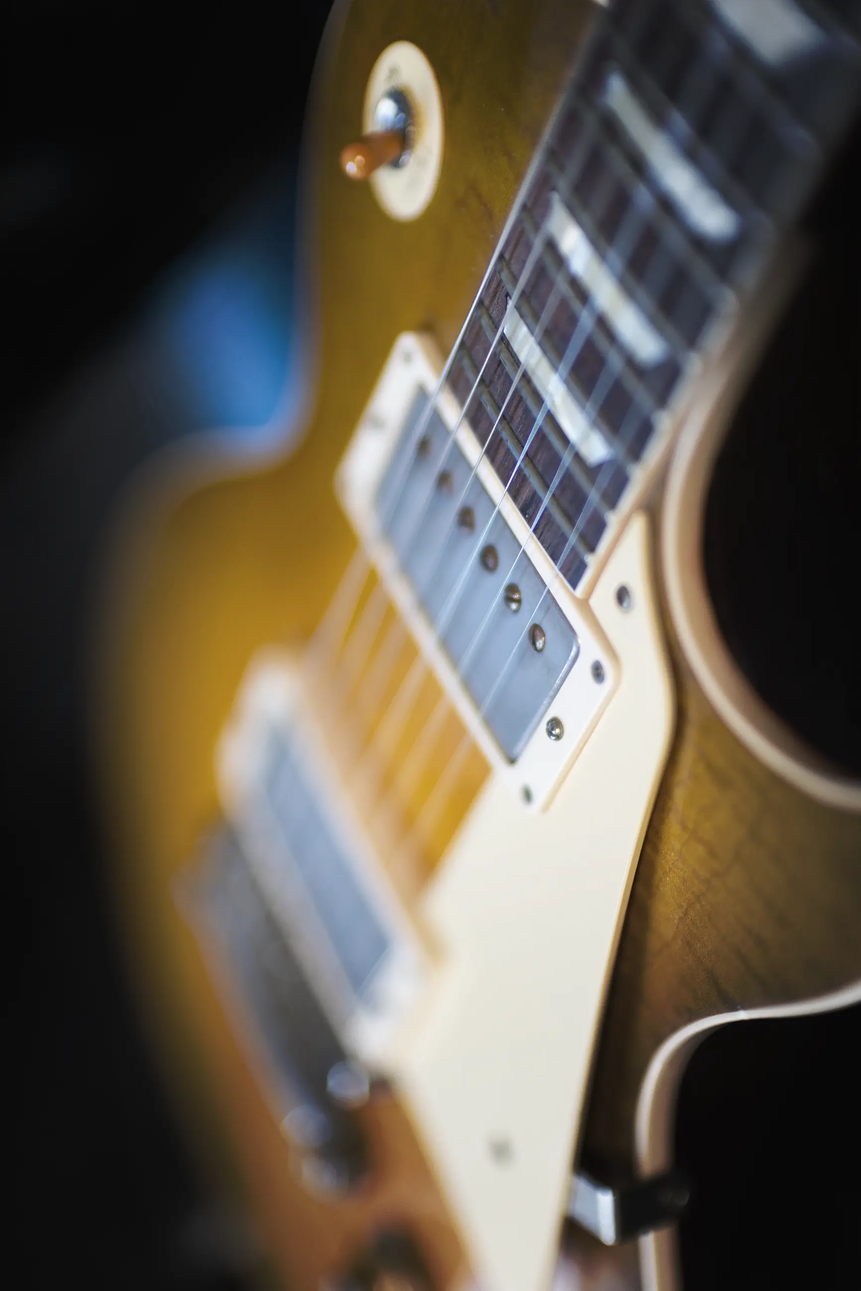 Denis mit E-Gitarre
